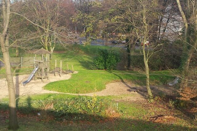 Der Spielplatz vor der Umgestaltung. Man sieht 2 Rutschen.