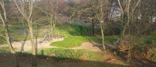 Der Spielplatz vor der Umgestaltung. Man sieht 2 Rutschen.