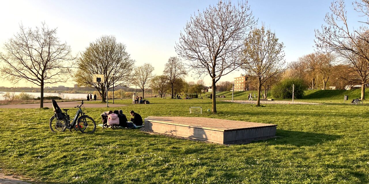 Der Deichpark am frühen Abend