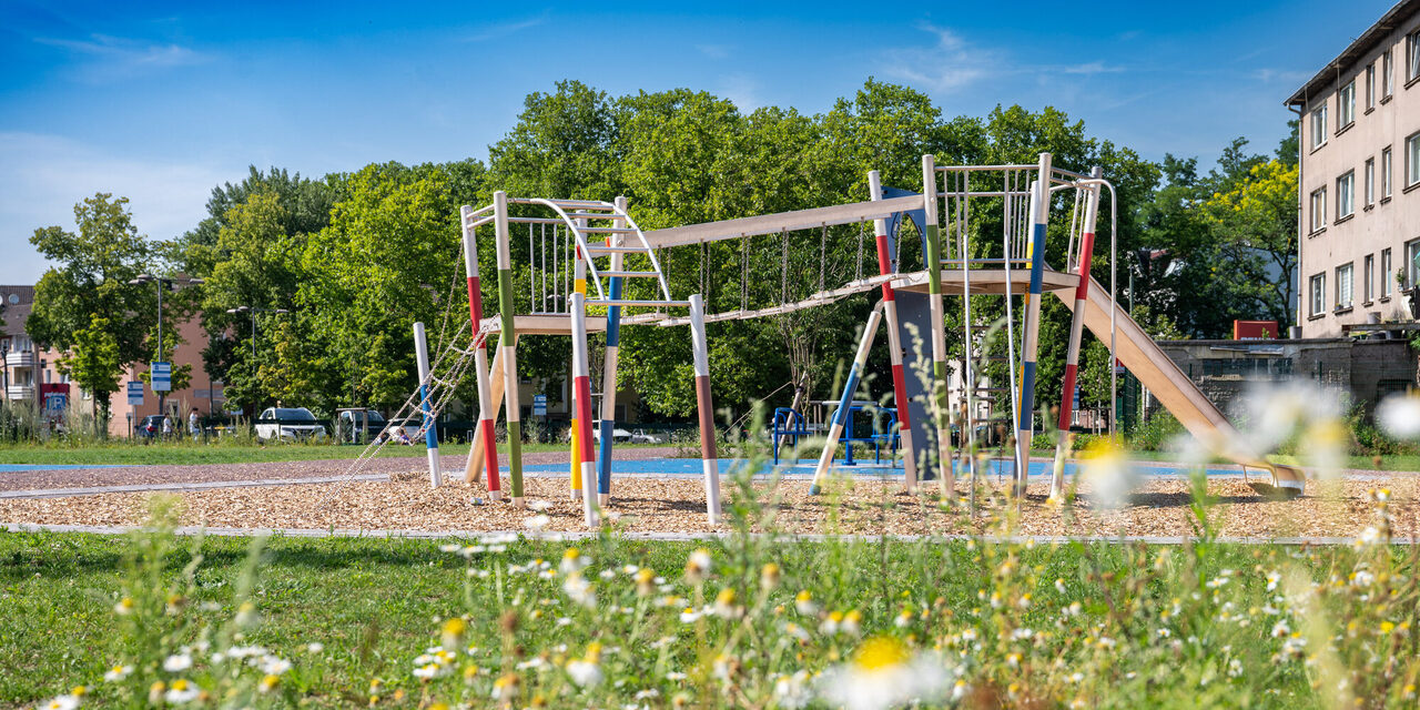 neuer Spielplatz mit Grünfläche in Laar