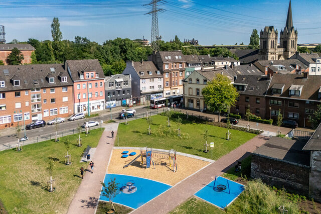 neuer Spielplatz mit Grünfläche in Laar
