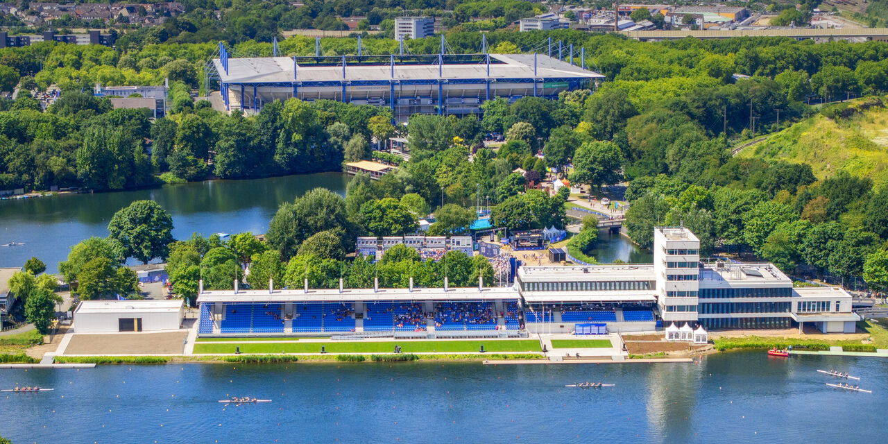 Luftaufnahme Sportpark mit Regattabahn und Stadion im Hintergrund