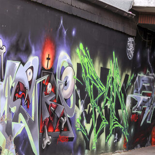 Mit Graffiti besprühte Wand