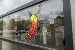 Impfbanane auf einem Fenster des Duisburger Impfzentrums im Theater am Marientor (TAM)