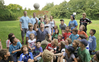 2011: Fußballspieler Tobias Willi inmitten einer Kindergruppe