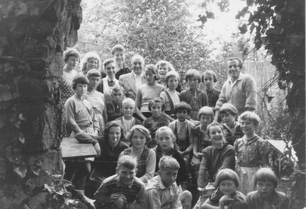 Bärbel Stölting mit Kindergruppe 1958