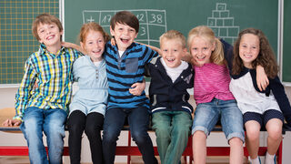 lachende schulkinder haben spaß,