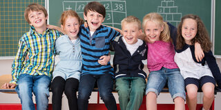 lachende schulkinder haben spaß,