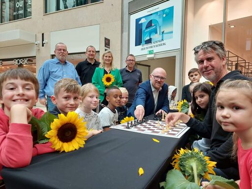 Herr Oberbürgermeister S. Link und Großmeister S. Siebrecht beim Schach