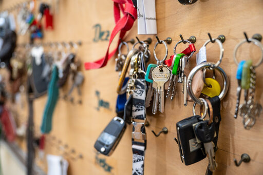 Das ist mal ein Schlüsselbrett! Fein säuberlich nach Monaten sortiert, warten jede Menge Schlüsselbunde auf Abholung.