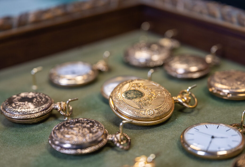 Ein Setzkasten mit alten Taschenuhren wurde im Juni 2025 am Averdunck-Center gefunden.