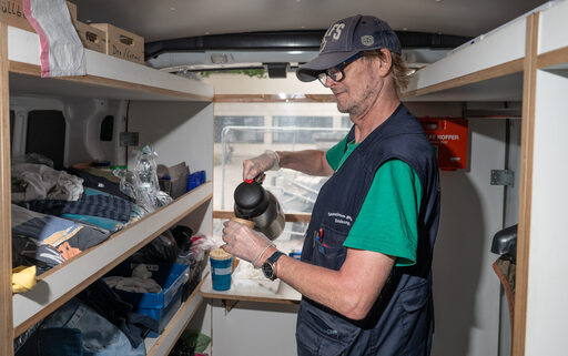 Volker Hirschfeld hat die Ausgabe fest im Griff - dem einen reicht ein Kaffee, der andere benötigt gar einen Schlafsack.
