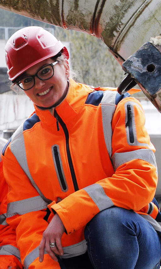 Ulrike Matthes an einem anderen Projekt, der Sprengung eines Industrieschornsteins in Kleinschmalkalden.