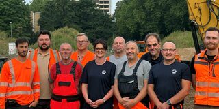 Ulrike Matthes inmitten ihres Teams von der Thüringer Sprenggesellschaft.