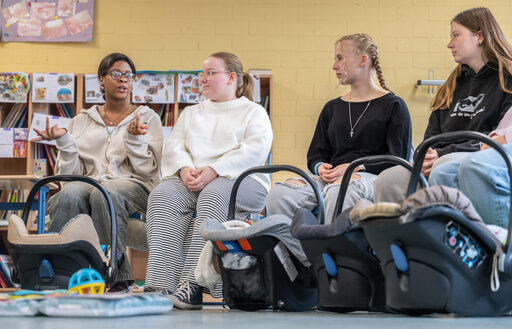 Ungewöhnliches Bild: Babyschalen im Klassenraum.