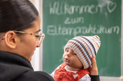 Lijon hat ihren kleinen Puppen-Sohn Aram genannt.