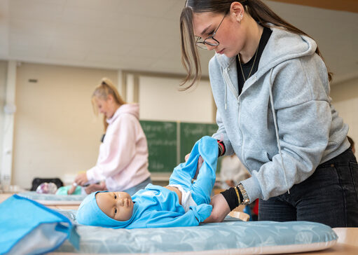 Naima geht das Wickeln schon ziemlich leicht von der Hand.