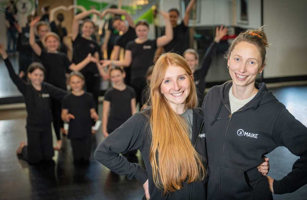 Annina Kaspers (li.) und Maike Starck sind unheimlich stolz auf ihre Truppe.