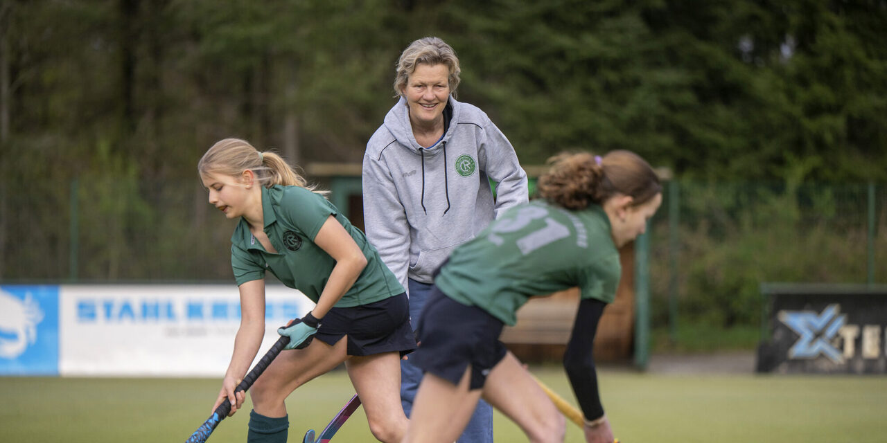 Susi Wollschläger hat die Karriere von Emma Renkes (li.) und Anka Marx fest im Blick.