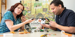 Julia Rombeck und Johannes Schwabroh schauen bei Insekten ganz genau hin und vermitteln ihr Fachwissen.