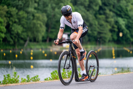 Zum Schwung holen, bietet es sich an, das Knie richtig hocjhzuziehen und dann fest nach hinten abzustoßen.