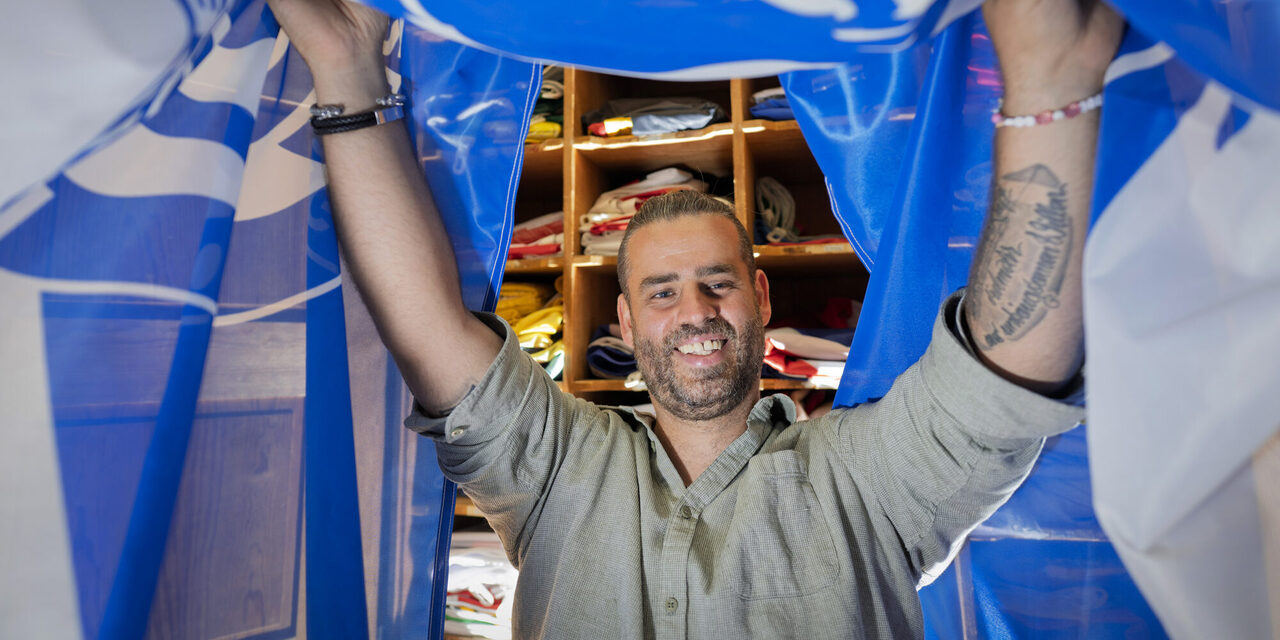 Darf in Marvin Baums Sortiment natürlich nicht fehlen - die Flagge des MSV Duisburg.