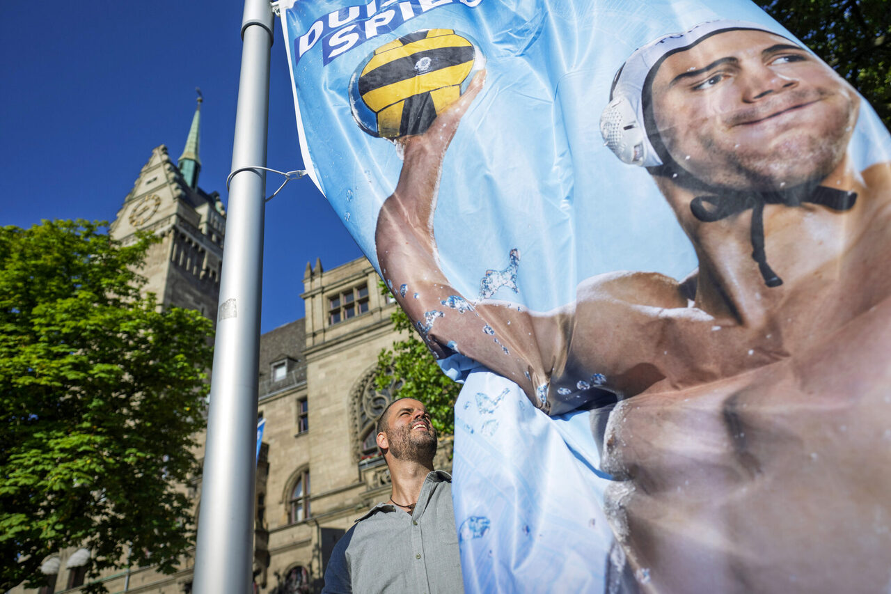 Marvin Baum hat seine Hausmeisterwohnung im Rathaus und kann auch kurzfristig auf Beflaggungswünsche reagieren.