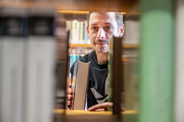 Vor der Fahrt steht die Suche: Marcel Bayer packt die bestellte Ware zusammen.