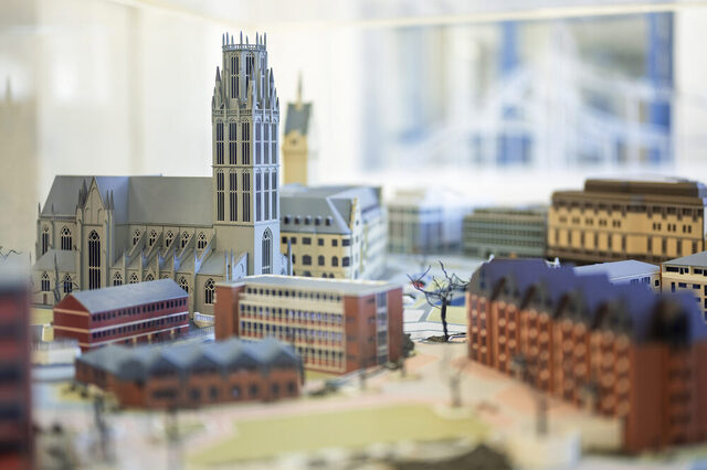 Im Stadthaus steht auch dieses bunte Modell der City rundum die Salvatorkirche