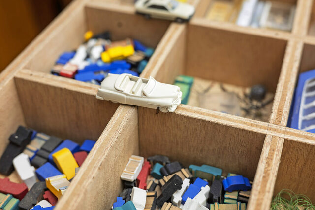 Auf die Details kommt es an: Die Setzkästen der Modellbauer sind voll mit Autos und Bäumen in diversen Größen