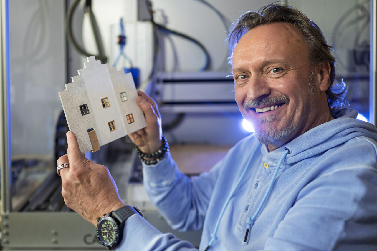 Jürgen Müller zeigt, wie filigran die Fassaden inzwischen herzustellen sind
