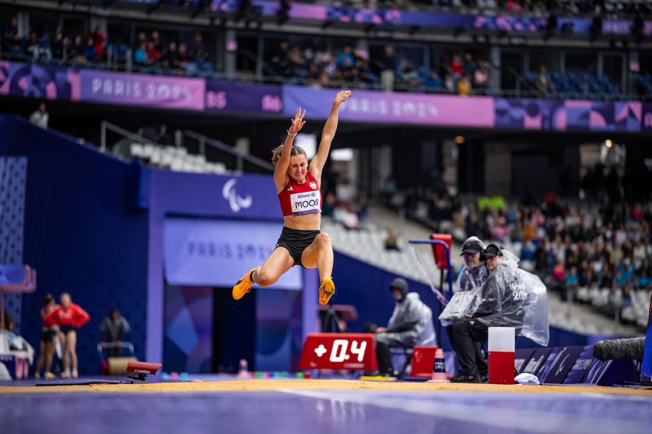 Der Sprung ins Glück: Im letzten Versuch holte Nele Moos zu ihrer eigenen Überraschung die Silbermedaielle in Paris.