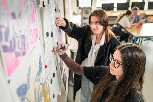 Themenfindung am Whiteboard: Felix Caspari (hinten) und Maria Liciu besprechen die Inhalte der Ausgabe.