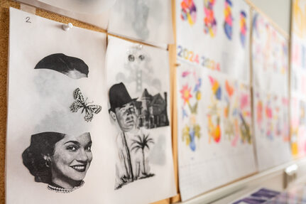 Der Risographie-Druck ist ein schablonenbasiertes Druckverfahren, das mit einer speziellen Maschine – dem Risographen – arbeitet und für seine leuchtenden Farben und leicht versetzten Druckbilder bekannt ist. Es ähnelt dem Siebdruck, nutzt jedoch ein digitales Verfahren und eignet sich besonders gut für mittelgroße Auflagen von Illustrationen, Zines oder Postern.