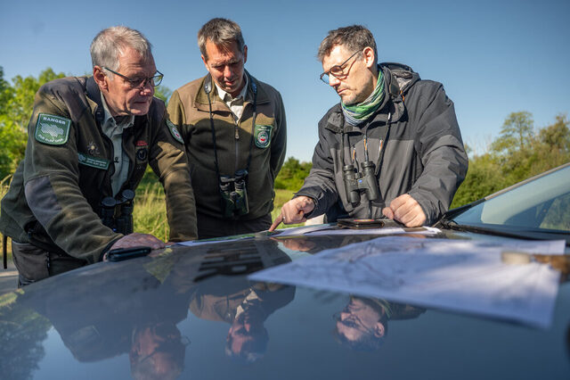 Ulrich Gräfer (v.li.), Stefan Kalisch und Dr. Randolph Kricke besprechen dern nächsten Einsatz im Naturschutzgebiet.