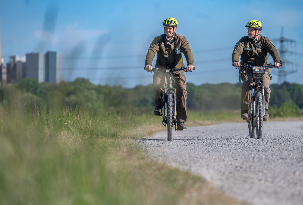 Die Ranger sind auch auf dem Rad in der Rheinaue unterwegs.