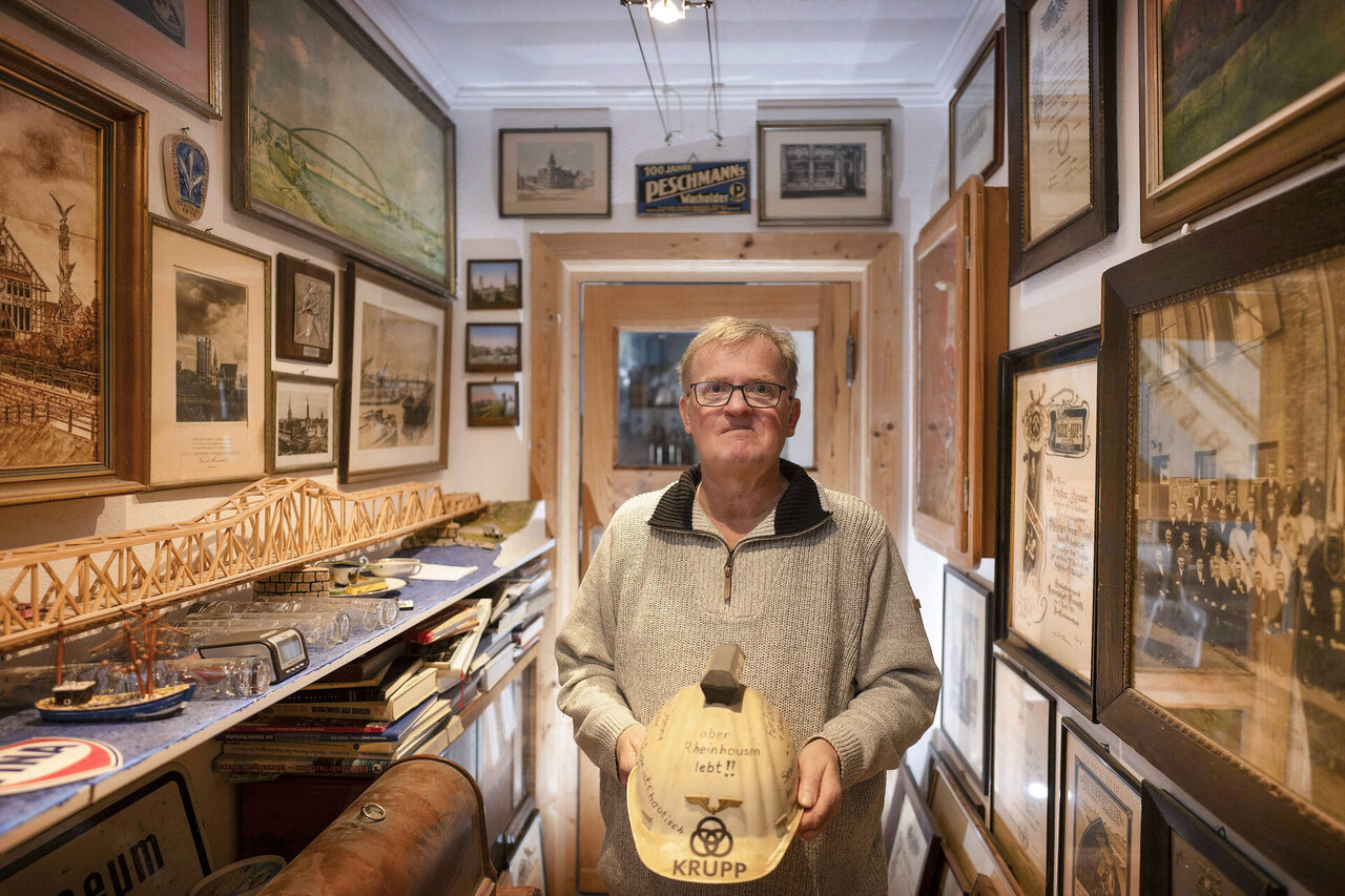 Auch der Flur von Reinhold Stausbergs Wohnung gleich einem Duisburg-Museum.