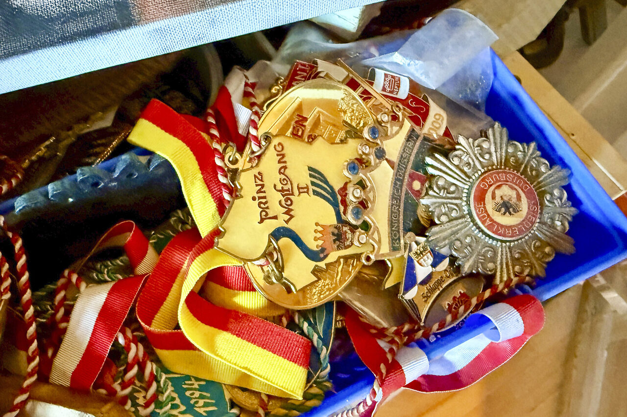 Auch Duisburger Karnevalsorden hat Stausberg so einige zusammengetragen