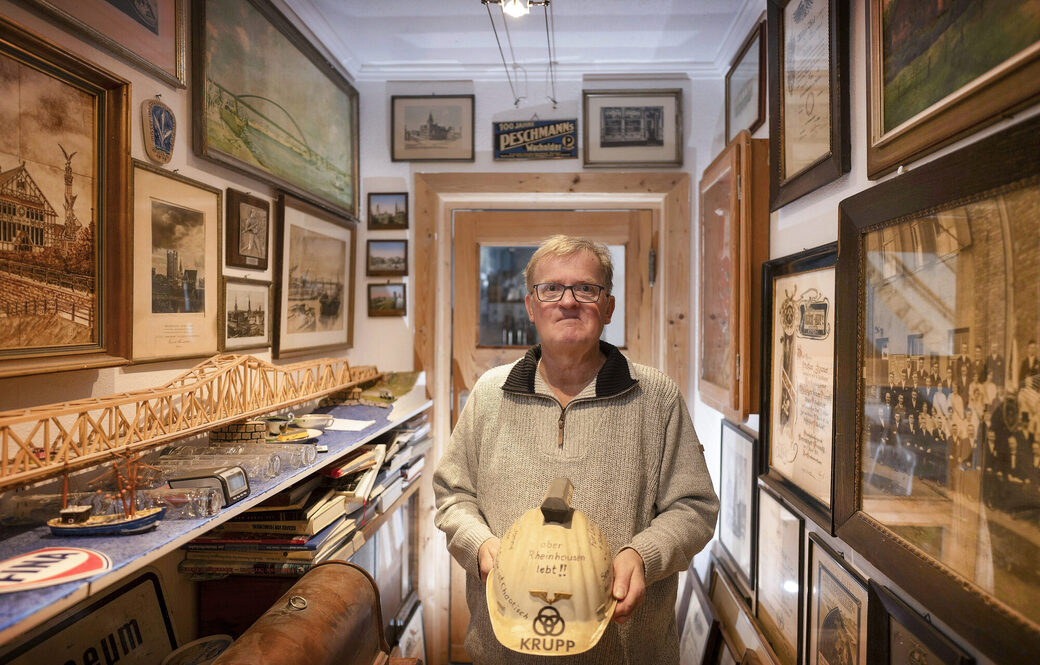 Auch der Flur von Reinhold Stausbergs Wohnung gleich einem Duisburg-Museum.