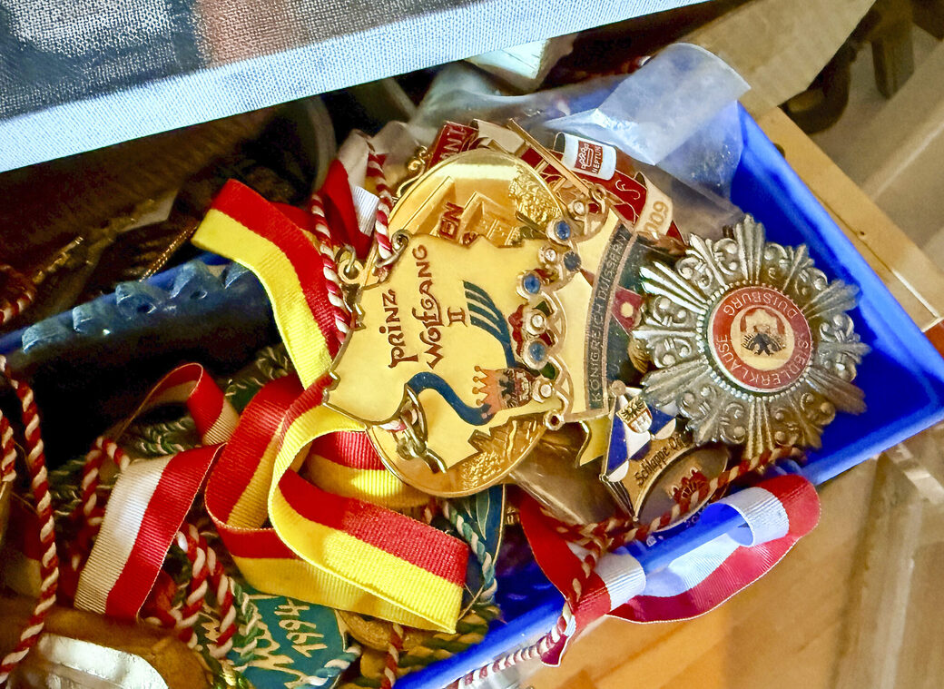 Auch Duisburger Karnevalsorden hat Stausberg so einige zusammengetragen