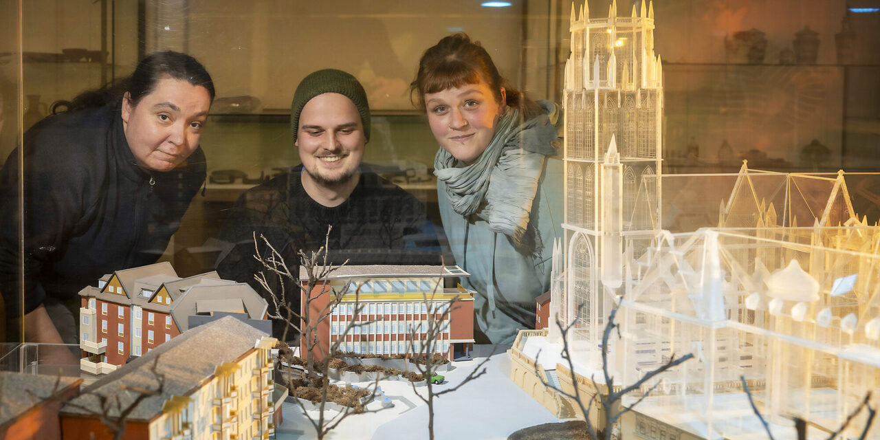 Dr. Maxi Platz (v.li.), Johannes Reller und Sophie Rykena vor einem Modell des Stadtzentrums