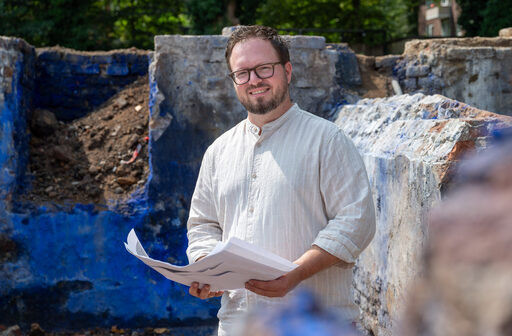 Dr. Marius Kröner von der Stadtarchäologie hat alte Pläne der Fabrik studiert