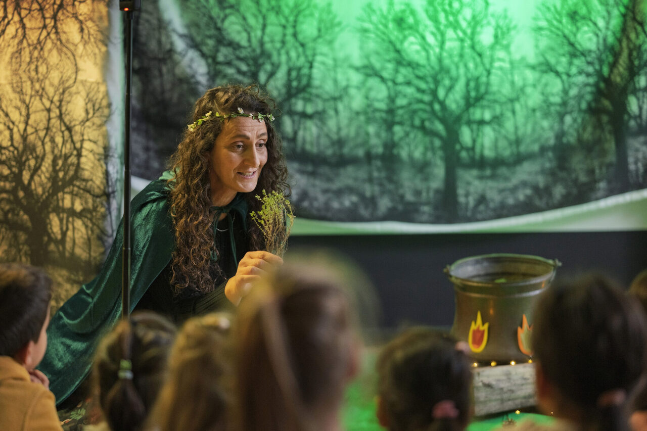 Lale Öztürk füllt ihre Vorleserolle mit Leib und Seele auf, verkleidet sich auch gerne passend zum Buch