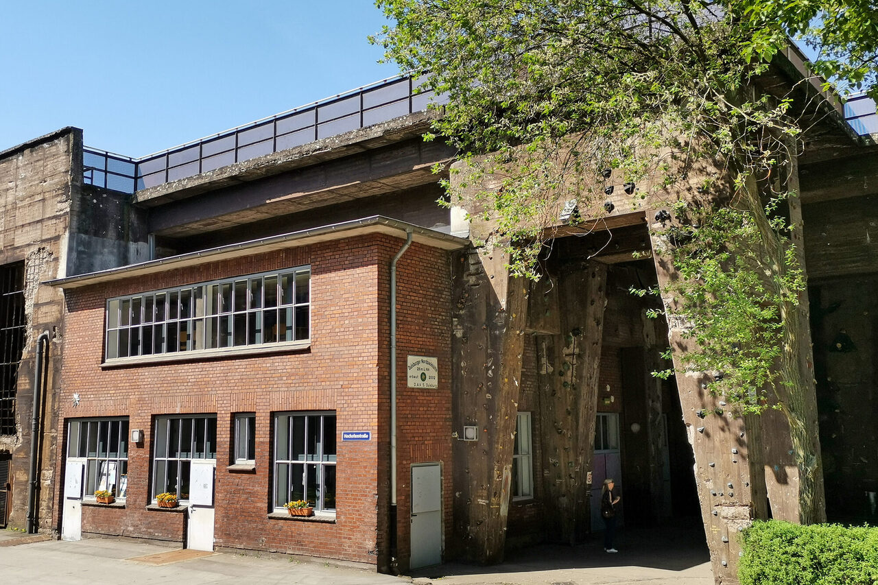 Inmitten des Klettergartens im Landschaftspark Duisburg-Nord steht die Nordparkhütte