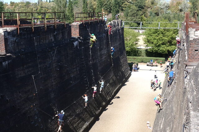 Vor allem im Sommer ist der Klettergarten gut besucht. Hier ein Blick in den Sektor mit den Klettersteigen