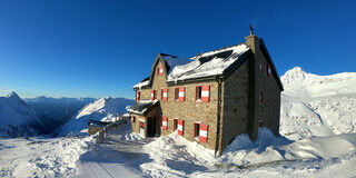 Ein Winteridyll: die Duisburger Hütte im Tauern-Gebirge