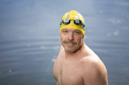 Badekappe, Schwimmbrille und Badehose - mehr Equipment ist nicht erlaubt.