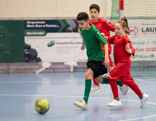 Jungs und Mädchen spielten zusammen