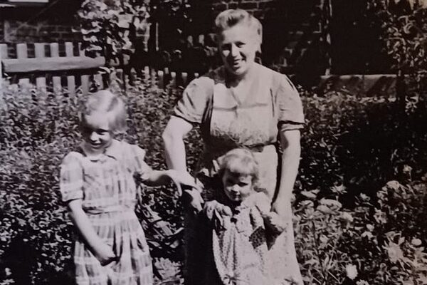 Dieses Privatfoto zeigt Edith Füsers (li.) als junges Mädchen um 1952 neben ihrer Mutter Martha Jansen und einer Nachbarstochter