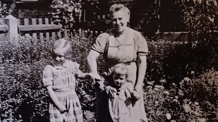 Dieses Privatfoto zeigt Edith Füsers (li.) als junges Mädchen um 1952 neben ihrer Mutter Martha Jansen und einer Nachbarstochter